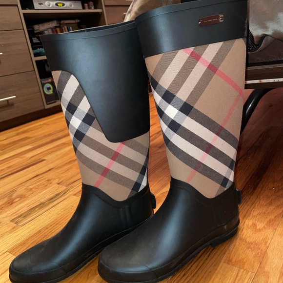 AUTHENTIC Burberry Rain Boots - Picture 2 of 7